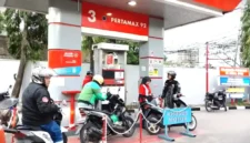 ANTRE ISI BBM- Pengendara antre mengisi BBM di SPBU di Jalan Soekarno Hatta, Kota Bandung, Rabu 4 Maret 2026. - Update daftar harga BBM Pertamina terkini per 19 Maret 2026 di SPBU seluruh wilayah Indonesia, lengkap dari pertamax hingga pertalite. ist