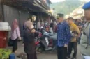 Wakil Wali Kota Sungai Penuh, Azhar Hamzah, didampingi Sekretaris Daerah Alpian, saat melaksanakan kegiatan penataan dan penertiban di Pasar Tanjung Bajure pada Kamis pagi. (Diskominfo)