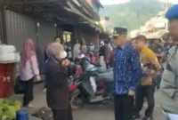 Wakil Wali Kota Sungai Penuh, Azhar Hamzah, didampingi Sekretaris Daerah Alpian, saat melaksanakan kegiatan penataan dan penertiban di Pasar Tanjung Bajure pada Kamis pagi. (Diskominfo)