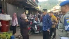 Wakil Wali Kota Sungai Penuh, Azhar Hamzah, didampingi Sekretaris Daerah Alpian, saat melaksanakan kegiatan penataan dan penertiban di Pasar Tanjung Bajure pada Kamis pagi. (Diskominfo)