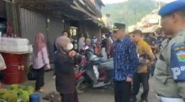 Wakil Wali Kota Sungai Penuh, Azhar Hamzah, didampingi Sekretaris Daerah Alpian, saat melaksanakan kegiatan penataan dan penertiban di Pasar Tanjung Bajure pada Kamis pagi. (Diskominfo)