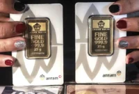 Petugas menunjukkan koleksi lempengan emas di Pegadaian, Jakarta, Selasa (18/5/2021). Harga emas batangan PT Aneka Tambang Tbk. (Antam) pada 17 Mei 2021 berada di posisi lebih tinggi dibanding hari sebelumnya. (Liputan6.com)