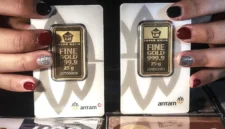 Petugas menunjukkan koleksi lempengan emas di Pegadaian, Jakarta, Selasa (18/5/2021). Harga emas batangan PT Aneka Tambang Tbk. (Antam) pada 17 Mei 2021 berada di posisi lebih tinggi dibanding hari sebelumnya. (Liputan6.com)