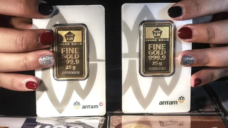 Petugas menunjukkan koleksi lempengan emas di Pegadaian, Jakarta, Selasa (18/5/2021). Harga emas batangan PT Aneka Tambang Tbk. (Antam) pada 17 Mei 2021 berada di posisi lebih tinggi dibanding hari sebelumnya. (Liputan6.com)