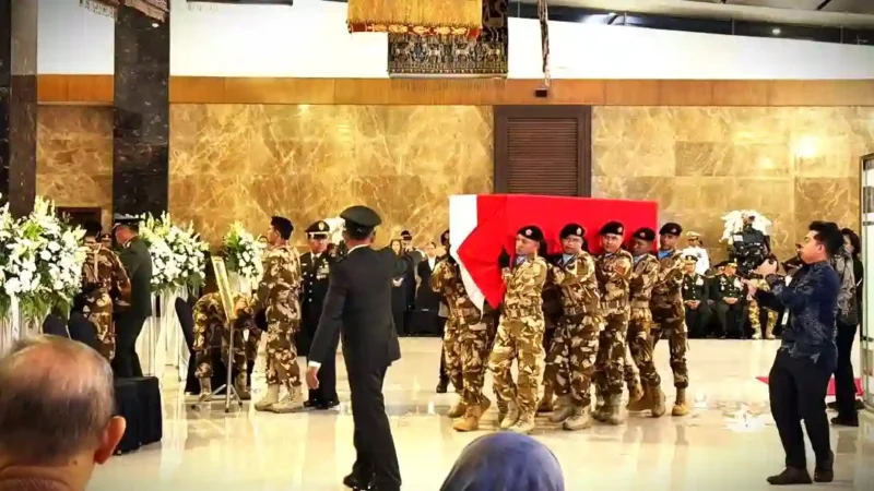 Tiga jenazah prajurit TNI yang gugur dalam misi United Nations Interim Force in Lebanon (UNIFIL) di Lebanon tiba di Bandara Soekarno-Hatta. (Liputan6.com)