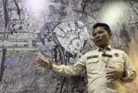 Kepala Daerah Kerja (Daker) Makkah, Ihsan Faisal, menjelaskan peta akomodasi jemaah haji Indonesia di Kantor Dakker Makkah, Syisyah, 25 April 2026. (dok. Media Center Haji 2026)