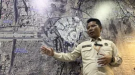 Kepala Daerah Kerja (Daker) Makkah, Ihsan Faisal, menjelaskan peta akomodasi jemaah haji Indonesia di Kantor Dakker Makkah, Syisyah, 25 April 2026. (dok. Media Center Haji 2026)