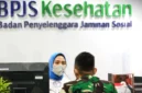 Pekerja melayani peserta JKN di kantor cabang Badan Penyelenggara Jaminan Sosial (BPJS) Kesehatan di Jakarta, Senin (6/2/2023). (Bisnis.com)