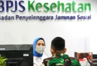 Pekerja melayani peserta JKN di kantor cabang Badan Penyelenggara Jaminan Sosial (BPJS) Kesehatan di Jakarta, Senin (6/2/2023). (Bisnis.com)