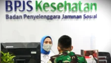 Pekerja melayani peserta JKN di kantor cabang Badan Penyelenggara Jaminan Sosial (BPJS) Kesehatan di Jakarta, Senin (6/2/2023). (Bisnis.com)