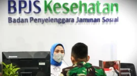 Pekerja melayani peserta JKN di kantor cabang Badan Penyelenggara Jaminan Sosial (BPJS) Kesehatan di Jakarta, Senin (6/2/2023). (Bisnis.com)