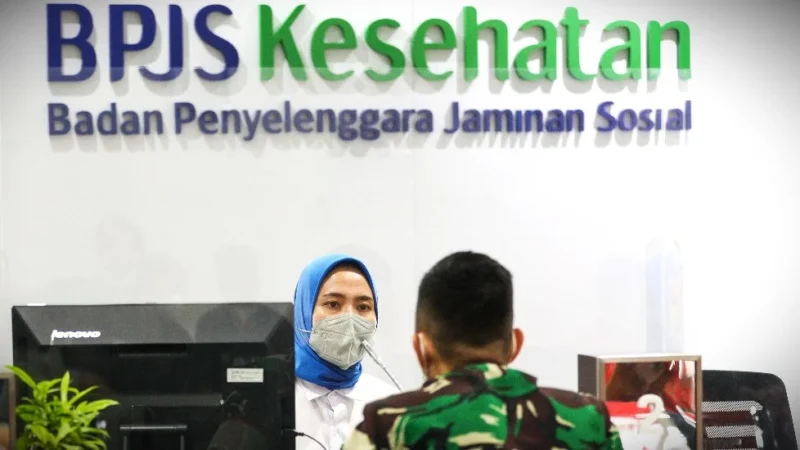 Pekerja melayani peserta JKN di kantor cabang Badan Penyelenggara Jaminan Sosial (BPJS) Kesehatan di Jakarta, Senin (6/2/2023). (Bisnis.com)