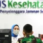 Pekerja melayani peserta JKN di kantor cabang Badan Penyelenggara Jaminan Sosial (BPJS) Kesehatan di Jakarta, Senin (6/2/2023). (Bisnis.com)
