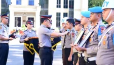 Kapolda Jambi memimpin upacara PTDH 4 personel kepolisian, Jumat (24/4/2026). (Polda Jambi)