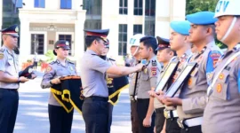 Kapolda Jambi memimpin upacara PTDH 4 personel kepolisian, Jumat (24/4/2026). (Polda Jambi)
