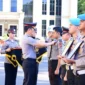 Kapolda Jambi memimpin upacara PTDH 4 personel kepolisian, Jumat (24/4/2026). (Polda Jambi)