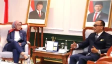 Menteri PANRB Rini Widyantini saat bertemu dengan Kepala BKN Zudan Arif Fakrulloh di Kantor Kementerian PANRB, Jakarta.