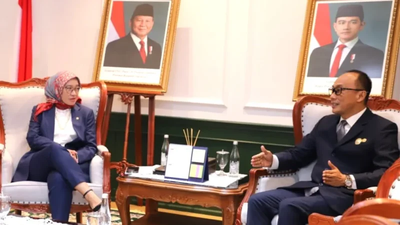 Menteri PANRB Rini Widyantini saat bertemu dengan Kepala BKN Zudan Arif Fakrulloh di Kantor Kementerian PANRB, Jakarta.