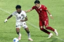 Pemain Timnas Indonesia U-17 Fadly Alberto Hengga (kiri) berusaha melewati pemain Tajikistan Nurmatov Shukhrat (kanan) pada pertandingan Piala Kemerdekaan U-17 2025 di Stadion Utama Sumatera Utara, Kabupaten Deli Serdang, Selasa (12/8/2025). (ANTARA FOTO)
