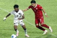 Pemain Timnas Indonesia U-17 Fadly Alberto Hengga (kiri) berusaha melewati pemain Tajikistan Nurmatov Shukhrat (kanan) pada pertandingan Piala Kemerdekaan U-17 2025 di Stadion Utama Sumatera Utara, Kabupaten Deli Serdang, Selasa (12/8/2025). (ANTARA FOTO)
