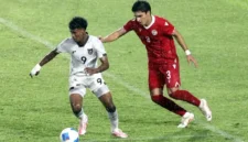 Pemain Timnas Indonesia U-17 Fadly Alberto Hengga (kiri) berusaha melewati pemain Tajikistan Nurmatov Shukhrat (kanan) pada pertandingan Piala Kemerdekaan U-17 2025 di Stadion Utama Sumatera Utara, Kabupaten Deli Serdang, Selasa (12/8/2025). (ANTARA FOTO)