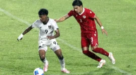 Pemain Timnas Indonesia U-17 Fadly Alberto Hengga (kiri) berusaha melewati pemain Tajikistan Nurmatov Shukhrat (kanan) pada pertandingan Piala Kemerdekaan U-17 2025 di Stadion Utama Sumatera Utara, Kabupaten Deli Serdang, Selasa (12/8/2025). (ANTARA FOTO)