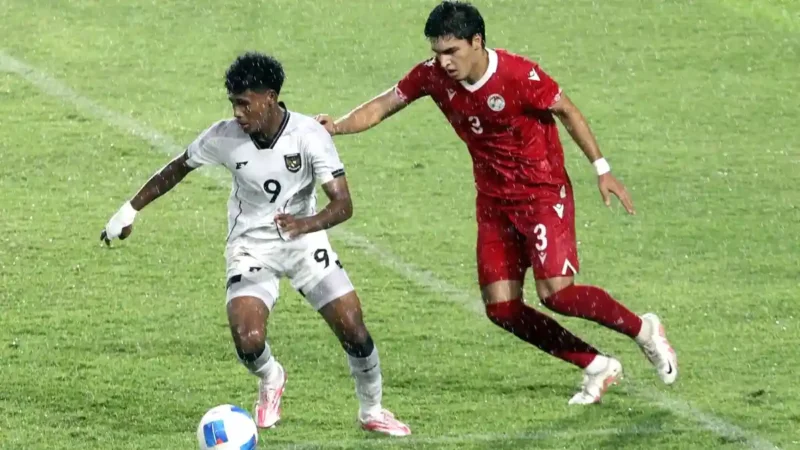 Pemain Timnas Indonesia U-17 Fadly Alberto Hengga (kiri) berusaha melewati pemain Tajikistan Nurmatov Shukhrat (kanan) pada pertandingan Piala Kemerdekaan U-17 2025 di Stadion Utama Sumatera Utara, Kabupaten Deli Serdang, Selasa (12/8/2025). (ANTARA FOTO)
