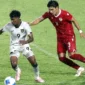 Pemain Timnas Indonesia U-17 Fadly Alberto Hengga (kiri) berusaha melewati pemain Tajikistan Nurmatov Shukhrat (kanan) pada pertandingan Piala Kemerdekaan U-17 2025 di Stadion Utama Sumatera Utara, Kabupaten Deli Serdang, Selasa (12/8/2025). (ANTARA FOTO)