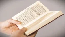 Ilustrasi membaca surat Al Quran. (freepik.com)