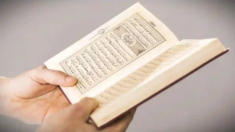 Ilustrasi membaca surat Al Quran. (freepik.com)