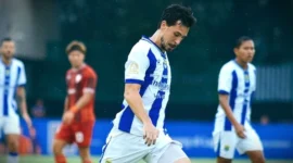 Thom Haye beraksi dalam laga pekan ke-19 Super League 2025-2026 Persis vs Persib di Stadion Manahan, Solo, Sabtu (31/1/2026). (Dok. Official Persib)