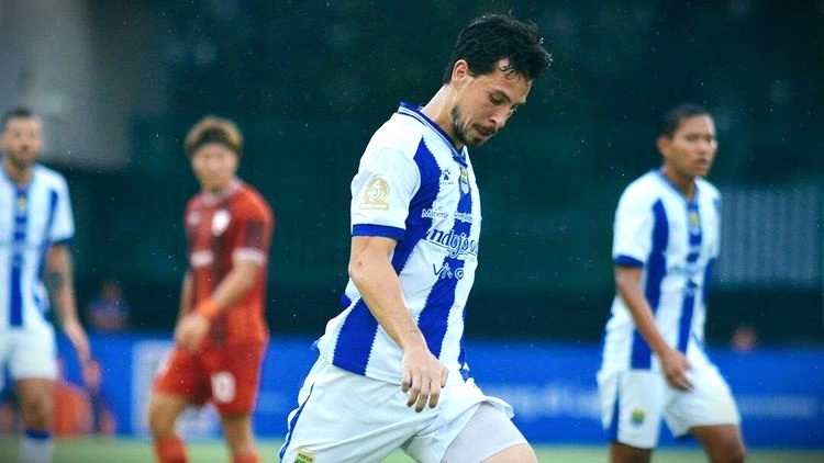 Thom Haye beraksi dalam laga pekan ke-19 Super League 2025-2026 Persis vs Persib di Stadion Manahan, Solo, Sabtu (31/1/2026). (Dok. Official Persib)