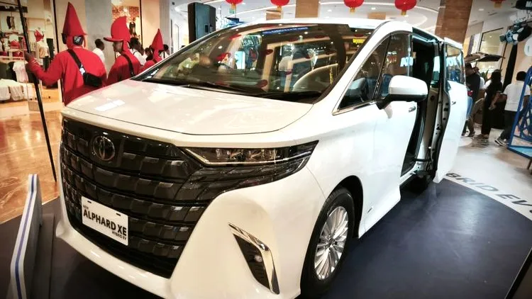 Toyota Alphard XE Hybrid di Pakuwon Mall Jogja.(Kompas.com)