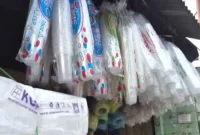 Ilustrasi plastik. Harga plastik di berbagai daerah di Indonesia naik imbas konflik Timur Tengah. (KOMPAS.com)