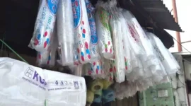 Ilustrasi plastik. Harga plastik di berbagai daerah di Indonesia naik imbas konflik Timur Tengah. (KOMPAS.com)