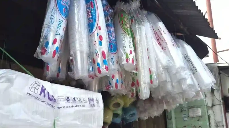 Ilustrasi plastik. Harga plastik di berbagai daerah di Indonesia naik imbas konflik Timur Tengah. (KOMPAS.com)