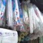 Ilustrasi plastik. Harga plastik di berbagai daerah di Indonesia naik imbas konflik Timur Tengah. (KOMPAS.com)