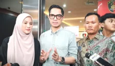 Dude Herlino dan Alyssa Soebandono usai menjalani pemeriksaan selama lima jam sebagai saksi di Gedung Bareskrim Polri, Jakarta, Kamis (2/4/2026). (Kompas.com)