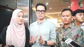 Dude Herlino dan Alyssa Soebandono usai menjalani pemeriksaan selama lima jam sebagai saksi di Gedung Bareskrim Polri, Jakarta, Kamis (2/4/2026). (Kompas.com)
