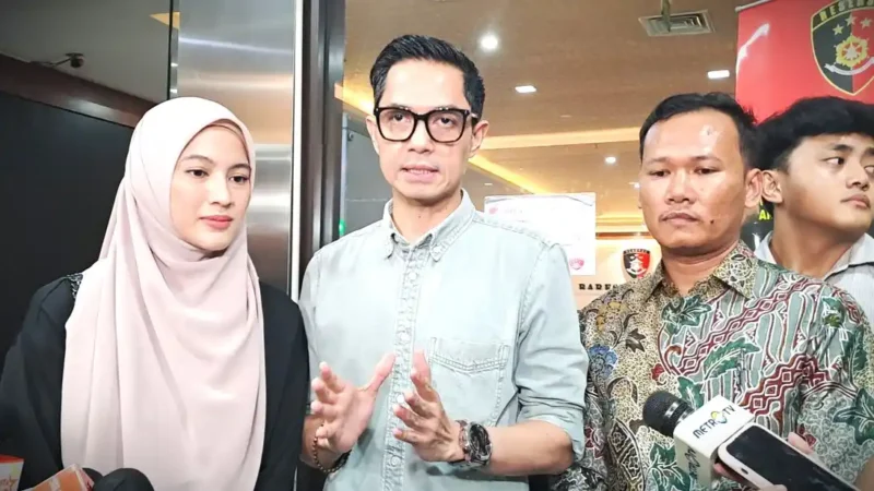 Dude Herlino dan Alyssa Soebandono usai menjalani pemeriksaan selama lima jam sebagai saksi di Gedung Bareskrim Polri, Jakarta, Kamis (2/4/2026). (Kompas.com)