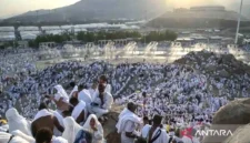 Umat Islam memadati Jabal Rahmah jelang wukuf di Arafah, Makkah, Arab Saudi, Sabtu (15/6/2024). Jutaan jamaah haji dari berbagai negara berkumpul di Arafah untuk melaksanakan wukuf yang merupakan rukun haji pada prosesi puncak ibadah haji 1445 H. (ANTARA FOTO)