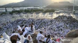 Umat Islam memadati Jabal Rahmah jelang wukuf di Arafah, Makkah, Arab Saudi, Sabtu (15/6/2024). Jutaan jamaah haji dari berbagai negara berkumpul di Arafah untuk melaksanakan wukuf yang merupakan rukun haji pada prosesi puncak ibadah haji 1445 H. (ANTARA FOTO)