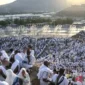 Umat Islam memadati Jabal Rahmah jelang wukuf di Arafah, Makkah, Arab Saudi, Sabtu (15/6/2024). Jutaan jamaah haji dari berbagai negara berkumpul di Arafah untuk melaksanakan wukuf yang merupakan rukun haji pada prosesi puncak ibadah haji 1445 H. (ANTARA FOTO)