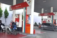 Antrean kendaraan di SPBU Pertamina 34.401.33 Martadinata, Jalan Riau, Kota Bandung, 18 April 2026.