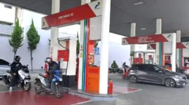 Antrean kendaraan di SPBU Pertamina 34.401.33 Martadinata, Jalan Riau, Kota Bandung, 18 April 2026.