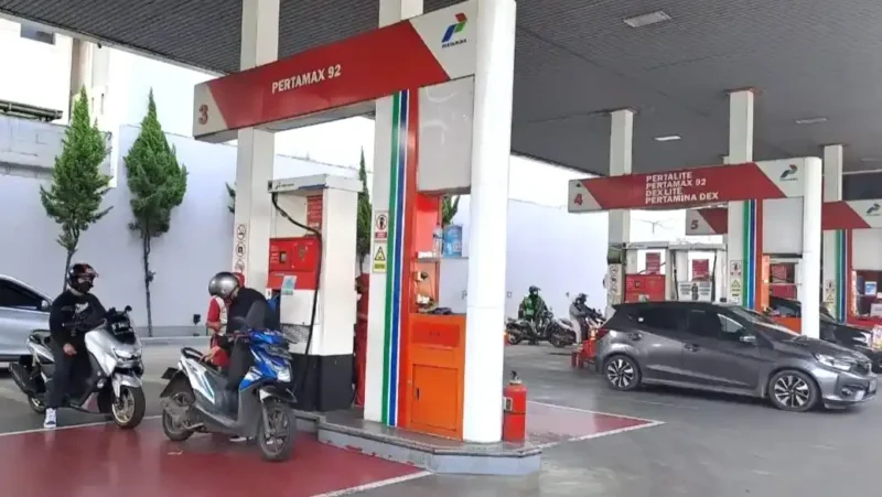 Antrean kendaraan di SPBU Pertamina 34.401.33 Martadinata, Jalan Riau, Kota Bandung, 18 April 2026.