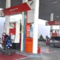 Antrean kendaraan di SPBU Pertamina 34.401.33 Martadinata, Jalan Riau, Kota Bandung, 18 April 2026.