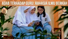 Ssiwa Sedang Berdiskusi saat Istirahat Jam Pelajaran Sekolah.