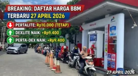Ilustrasi - Pengendara motor saat mengisi BBM di SPBU.