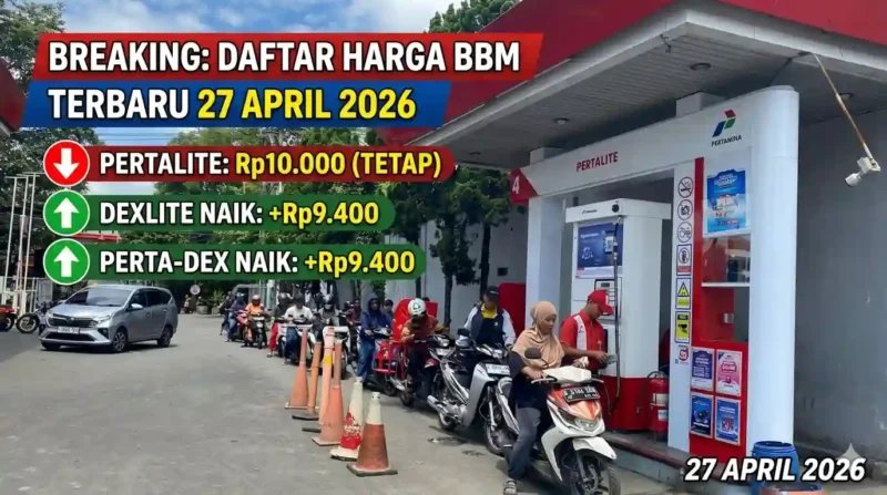Ilustrasi - Pengendara motor saat mengisi BBM di SPBU.